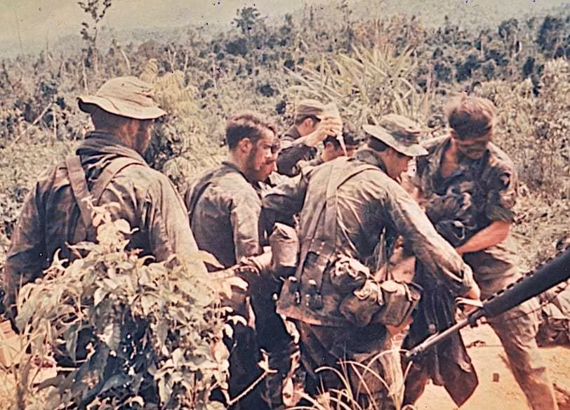 Bộ binh và pháo binh Trung Quốc tràn ngập các tuyến phòng thủ của biệt động quân Mỹ trong đêm 25/11, với sáu đợt xung phong. 80 đặc nhiệm tấn công Đồi 205; khi chiếm được đồi, chỉ 47 người sống sót và phải rất cố gắng bảo vệ cao điểm này. Cuối cùng chỉ 21 lính Mỹ toàn mạng trở về.