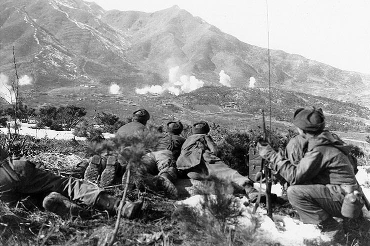 Người Mỹ không hề hay biết, các lực lượng chính quy của Trung Quốc đã xâm nhập vào Triều Tiên với số lượng lớn và chuẩn bị mở một cuộc phản công quy mô. Tình hình trở nên tồi tệ hơn khi đợt phản công của quân Trung Quốc xuất hiện.