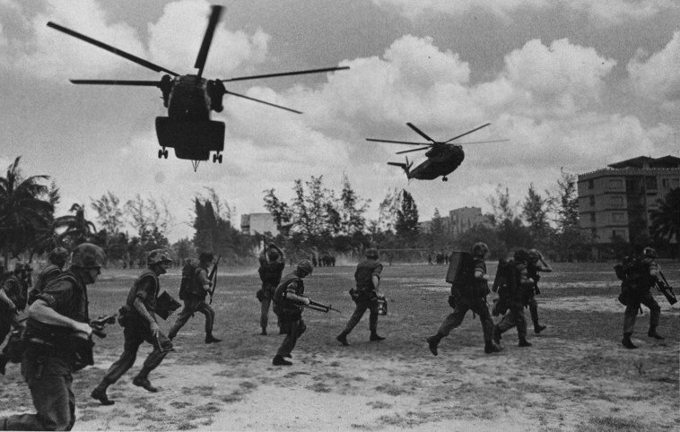 Quân đội Mỹ đã lên kế hoạch giải cứu con tin bằng đường hàng không, chủ yếu sử dụng các lực lượng Biệt động và Lực lượng Delta. Cuộc đột kích có nhiều phương án và được dàn dựng cẩn thận, một bước sai có thể dẫn đến cái chết của hàng chục con tin, hoặc thêm một số đặc nhiệm Mỹ vào danh sách con tin.