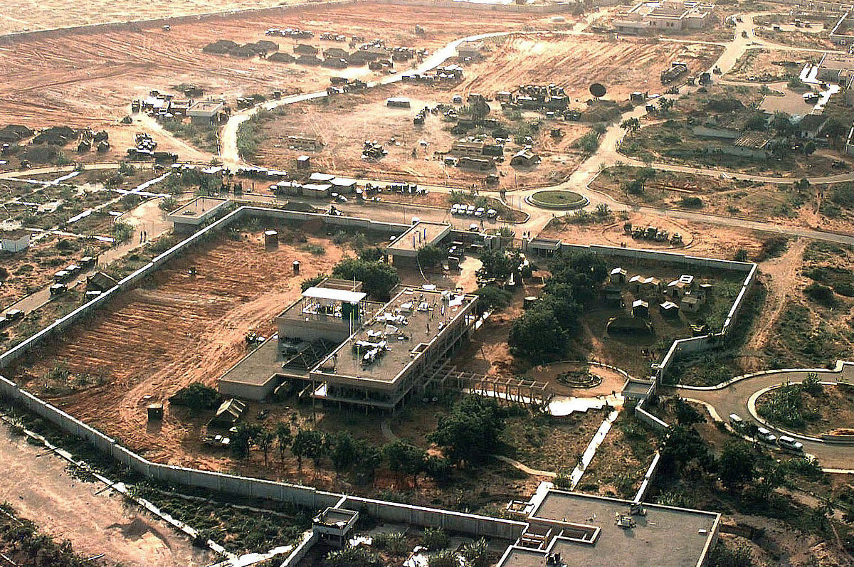Thứ năm là cuộc đột kích ở Mogadishu. Vào ngày 3/10/1993, trong nỗ lực bắt giữ lãnh chúa Mohammed Farah Aidid, một nhóm đặc nhiệm Biệt động quân và Delta của Mỹ đã cố gắng thực hiện một cuộc đột kích, nhằm vào các mục tiêu ở trung tâm thủ đô Mogadishu.