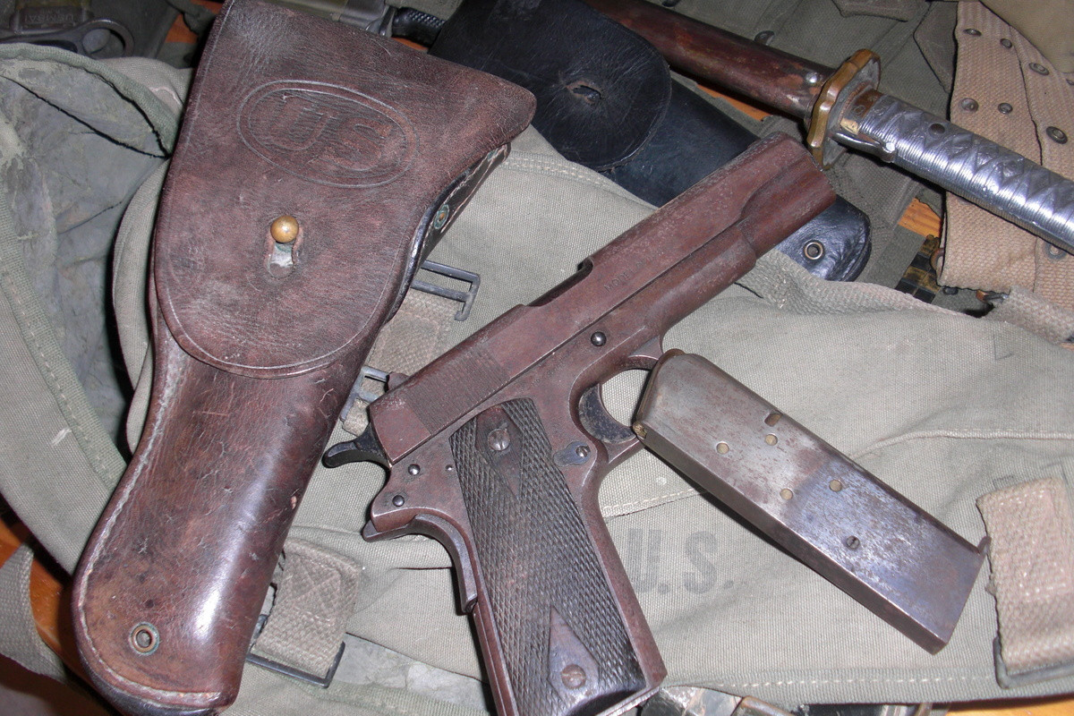 Những khẩu M-1911 đời đầu, có nắp trượt không khớp với thân súng và nó có thể phát ra tiếng kêu lách cách nếu lắc khẩu súng. Tuy nhiên, điều này cũng có nghĩa là dung sai (độ rơ) chế tạo ít nghiêm ngặt hơn và Colt có thể được sản xuất với giá rẻ hơn và nhanh hơn Luger.