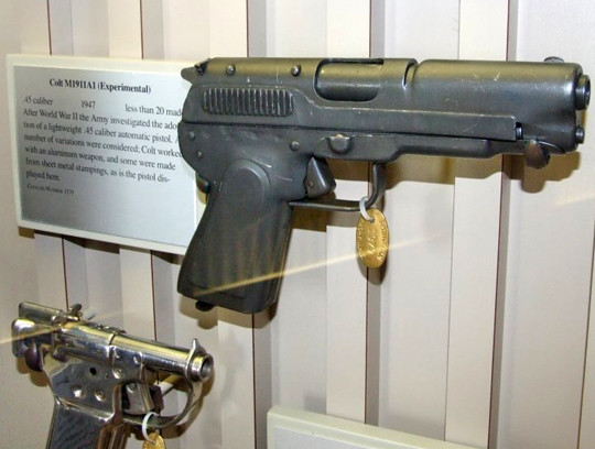 Khẩu súng ngắn cỡ nòng .32 ACP này tỏ ra cực kỳ đáng tin cậy và dễ sản xuất. Ngoài khóa an toàn ở phía bên trái, khẩu súng mới của Browning còn có bộ phận an toàn ở tay cầm, nghĩa là chỉ có thể bắn được khi phần phía sau của tay cầm được nén. Như vậy súng sẽ không nổ nếu bị rơi.