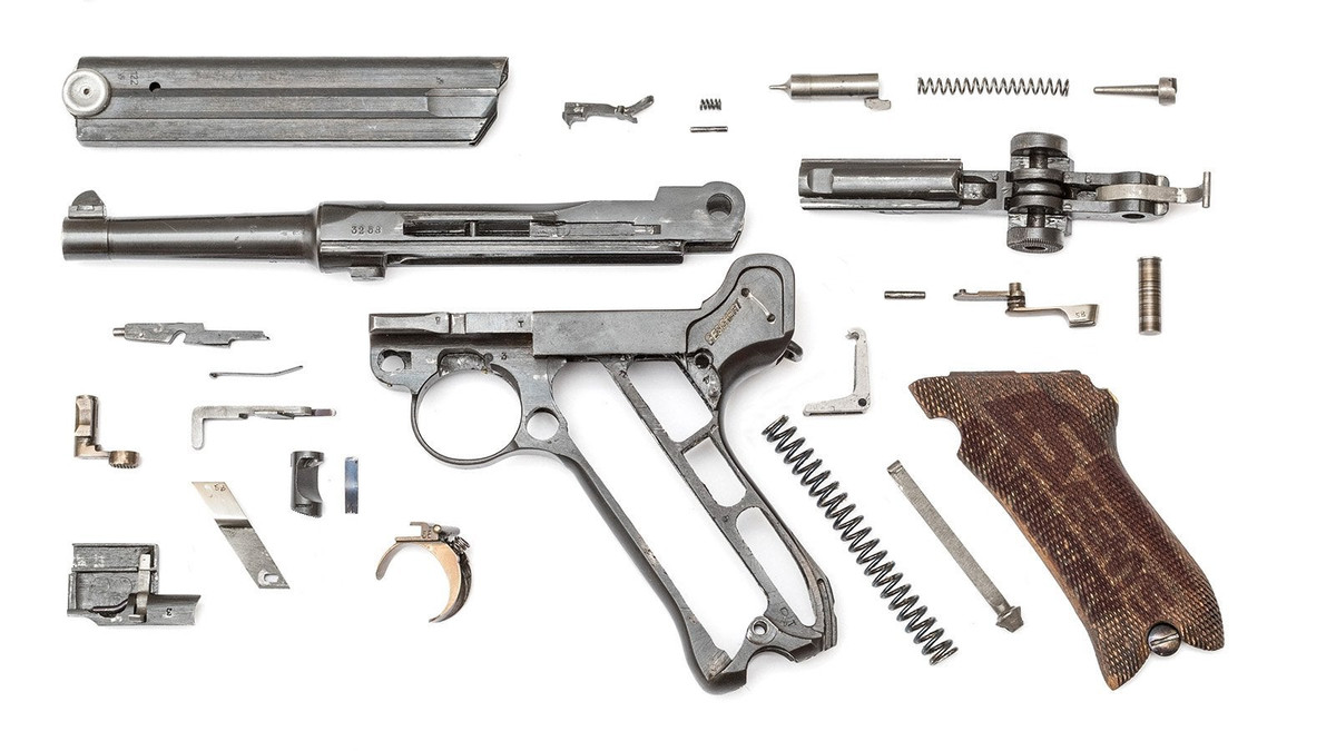 Vào đầu thế kỷ 20, không có những thiết bị hiện đại để sản xuất các bộ phận với độ chính xác chi tiết, do đó, từng bộ phận của mỗi khẩu Luger đều được gia công bằng tay. Các sai biệt nhỏ về kích thước và độ hoàn thiện đòi hỏi phải có những người có tay nghề cao, lắp ráp từng khẩu súng thành phẩm, đảm bảo hoạt động trơn tru và đáng tin cậy.