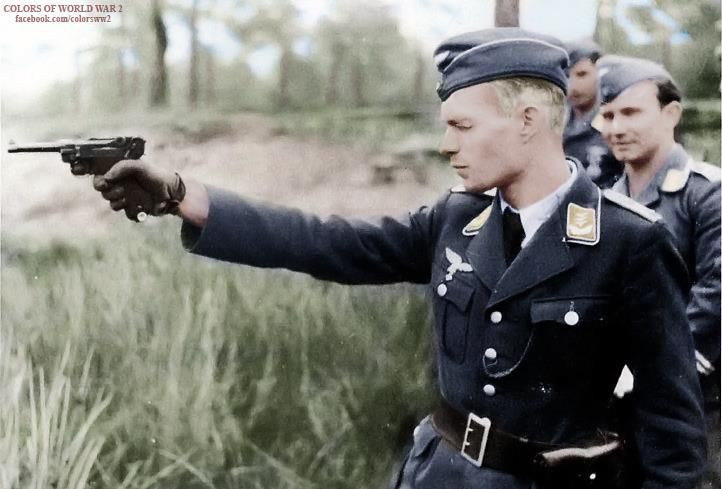 Colt tương đối đơn giản, tỏ ra vượt trội hơn so với Luger phức tạp, được chế tạo chính xác. Từ năm 1938, khẩu Luger đã được thay thế dần bởi khẩu Walther P.38 đơn giản hơn. Trong Thế chiến II, chỉ các sĩ quan cấp tá mới được trang bị Luger, do số lượng có hạn.