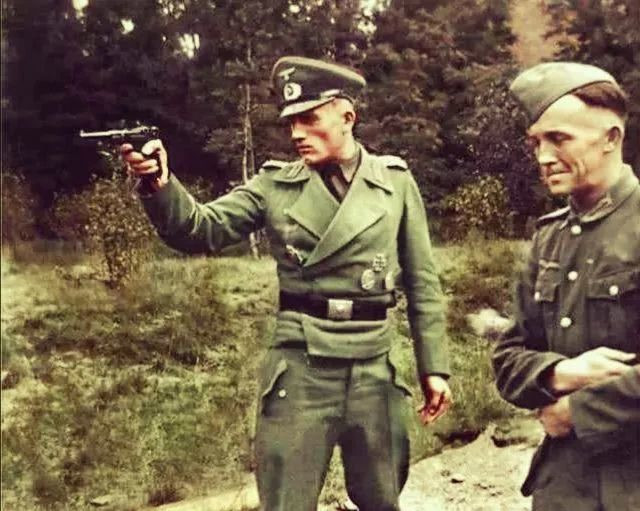 Nhưng súng Luger không hoàn hảo. Cơ chế liên kết cò súng với búa đập bên trong khá dài và phức tạp. Cò súng yếu và không chính xác mặc dù nhẹ. Bộ ngắm phía sau được gắn trên một phần của khuỷu, do đó khi bắn khuỷu nhô lên, che khuất tầm nhìn mục tiêu trong chốc lát.