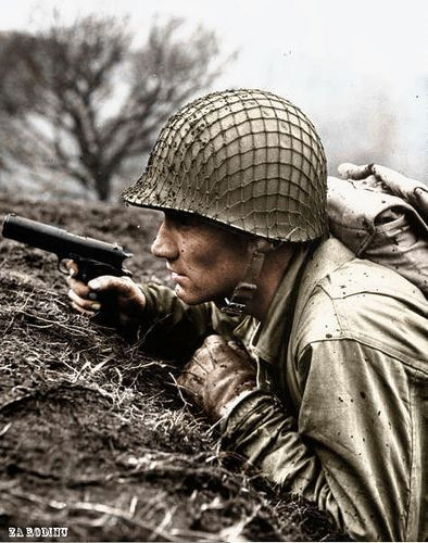 Ngược lại, súng ngắn Colt M-1911 có thể bắn trong mọi điều kiện. Dung sai của nó lớn hơn đồng nghĩa với việc nó ít có khả năng bị kẹt, ngay cả sau khi bị rơi xuống bùn, đạn .45 ACP có lực cản mạnh hơn nhiều so với đạn Luger 9mm. Các bộ phận cũng có thể hoán đổi cho nhau giữa các khẩu Colt giúp cho việc sửa chữa trên chiến trường nhanh chóng hơn nhiều.