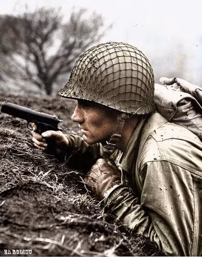 Ngược lại, súng ngắn Colt M-1911 có thể bắn trong mọi điều kiện. Dung sai của nó lớn hơn đồng nghĩa với việc nó ít có khả năng bị kẹt, ngay cả sau khi bị rơi xuống bùn, đạn .45 ACP có lực cản mạnh hơn nhiều so với đạn Luger 9mm. Các bộ phận cũng có thể hoán đổi cho nhau giữa các khẩu Colt giúp cho việc sửa chữa trên chiến trường nhanh chóng hơn nhiều.