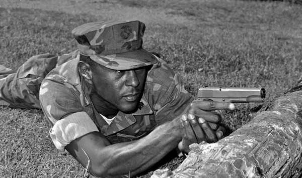 Giống như Luger, súng ngắn M-1911 đời đầu không hoàn hảo. Điểm ngắm phía sau khá nhỏ và một số người thấy tầm với đến cò súng quá dài. Hơn nữa, lần đầu tiên các tay súng biết thế nào là “nhát cắn của búa đập”, đó là tình trạng da giữa ngón cái và ngón trỏ có thể bị kẹp một cách đau đớn giữa búa đập và thân súng khi nắp trượt giật lùi.