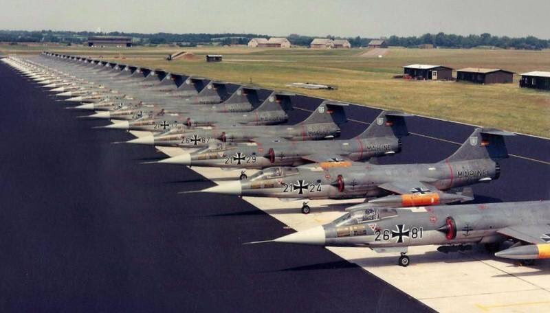 Thứ ba là quân đội Đức, được thành lập vào năm 1955, trong thời kỳ Chiến tranh Lạnh, Đức quân đội số một trong nhiệm vụ phòng thủ của NATO ở châu Âu. Sau khi Liên Xô sụp đổ, Berlin đã tiến hành chương trình giải giáp vũ khí quy mô lớn, nhưng các chuyên gia vẫn xếp quân đội Đức ở vị trí thứ ba trong bảng xếp hạng của EU.