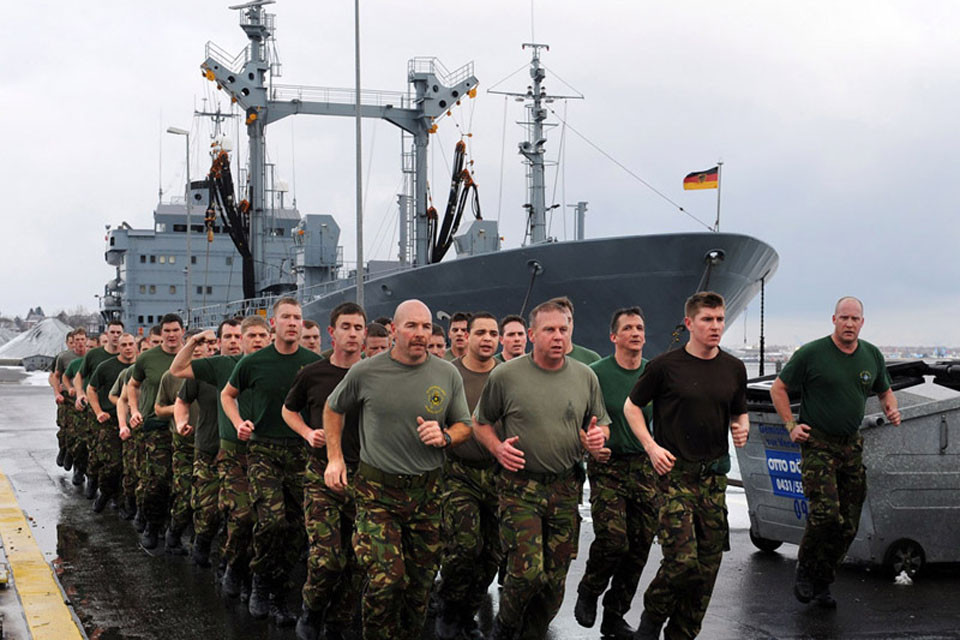 Hải quân Đức được đầu tư tốt hơn để thực hiện các hoạt động bảo vệ bờ biển và hỗ trợ. Được trang bị 5 tàu ngầm, cùng số lượng tàu hộ tống, 15 khinh hạm, tàu quét mìn, tàu đổ bộ và tàu phụ trợ. Trước đó hải quân Đức có 10 tàu tên lửa lớp Gepard trong hạm đội, nhưng đã ngừng hoạt động vào năm 2016. Nguồn ảnh: Pinterest.