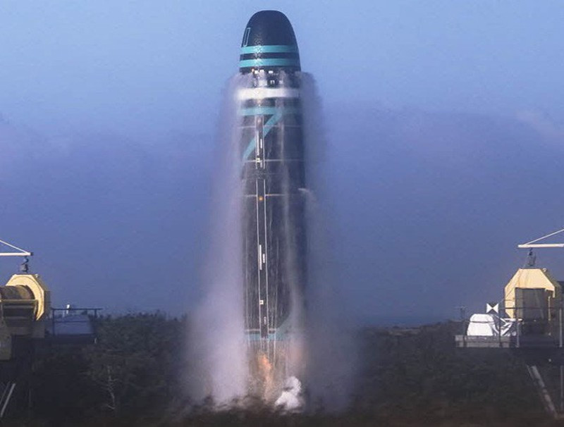 Lợi thế chính của lực lượng vũ trang Pháp so với các nước EU khác là sự hiện diện của vũ khí hạt nhân, với khoảng 300 đầu đạn hạt nhân chiến lược, bố trí trên 4 tàu ngầm hạt nhân và trên máy bay. Pháp có tên lửa đạn đạo của riêng mình có khả năng mang đầu đạn hạt nhân - M51 với tầm bắn tối đa là 8.000 km.