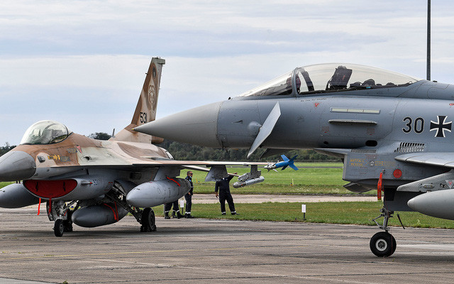 Không quân của Đức khiêm tốn hơn nhiều so với các lực lượng khác. Do thiếu kinh phí, thành phần chính là các máy bay chiến đấu Tornado đã lỗi thời và Typhoons.