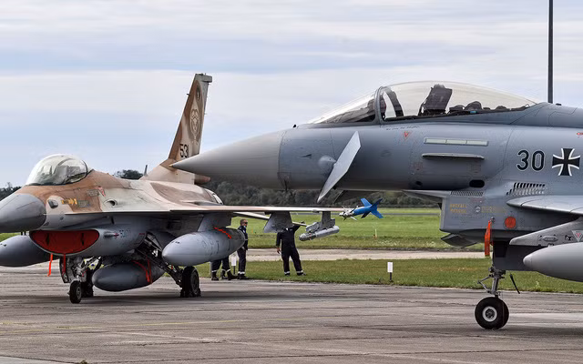 Không quân của Đức khiêm tốn hơn nhiều so với các lực lượng khác. Do thiếu kinh phí, thành phần chính là các máy bay chiến đấu Tornado đã lỗi thời và Typhoons.