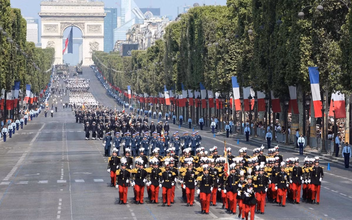 Đầu tiên là Pháp, quốc gia có lực lượng vũ trang mạnh nhất trong Liên minh châu Âu. Vào tháng 11/2019, Business Insider, một trong những cổng thông tin phân tích hàng đầu thế giới, đã đánh giá quân đội Pháp đứng vị trí thứ hai trên lục địa châu Âu sau Nga.