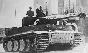 Trong trận chiến Vòng cung Kursk mùa hè năm 1943, quân Đức đưa vào sử dụng xe tăng hạng trung Panther được trang bị pháo 75 mm và tăng hạng nặng Tiger với lớp giáp được bọc thép dày và trang bị pháo cỡ nòng 88 mm.