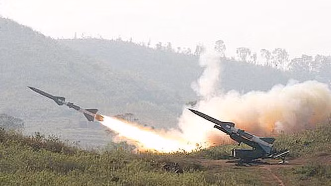 Người Mỹ không bỏ cuộc, cuộc đối đầu giữa hai bên xung quanh hệ thống tên lửa SAM-2 tiếp tục cho đến Chiến tranh Việt Nam. Ngày 24/7/1965, lực lượng tên lửa SAM-2 của Việt Nam, với sự giúp đỡ của các chuyên gia Liên Xô đã bắn rơi 3 máy bay chiến đấu F-4 của Mỹ trên khu vực Tây Bắc Hà Nội.