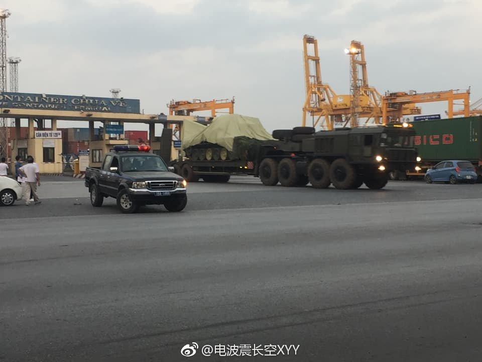 Có thể thấy, việc trang bị điều hòa cho xe tăng T-90S là một lựa chọn rất đúng đắn rút ra từ kinh nghiệm vận hành thực tiễn của những loại xe tăng trước đó trong biên chế quân đội ta khi vận hành trong mùa nóng bức. Nguồn ảnh: TH.