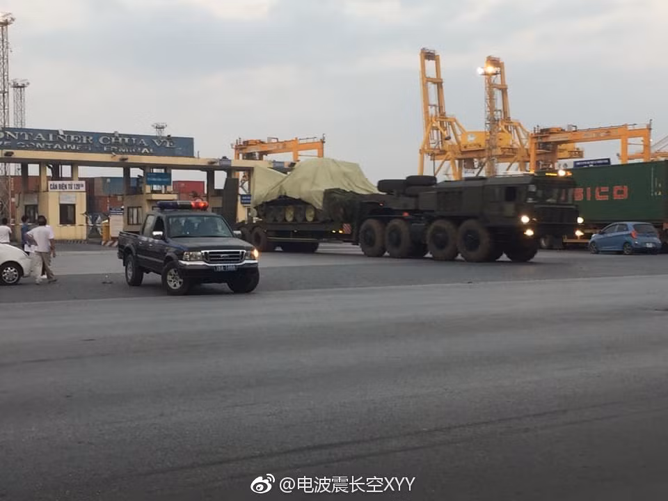 Có thể thấy, việc trang bị điều hòa cho xe tăng T-90S là một lựa chọn rất đúng đắn rút ra từ kinh nghiệm vận hành thực tiễn của những loại xe tăng trước đó trong biên chế quân đội ta khi vận hành trong mùa nóng bức. Nguồn ảnh: TH.