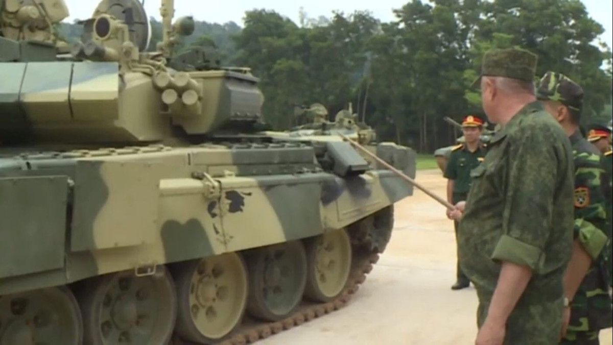 Trong trường hợp xe tăng bị dính đạn, cục nóng điều hòa, hộp đựng dụng cụ,.. ở phía sau tháp pháo cũng có thể đóng vai trò như một lớp giáp mỏng để làm giảm bớt khả năng công phá của hỏa lực đối phương lên giáp chính xe tăng.