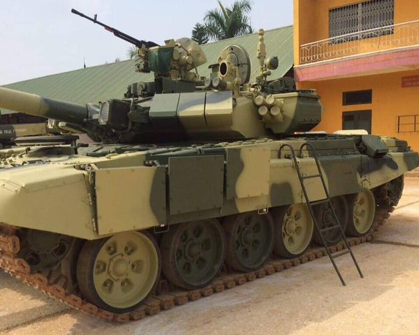 Khả năng bảo vệ của xe tăng T-90 Việt Nam đang sử dụng bao gồm các khối giáp phản ứng nổ Kontakt-5 thế hệ 2 vô cùng mạnh mẽ, có thể chống lại nhiều loại đạn pháo, tên lửa của kẻ thù nhắm vào xe tăng.