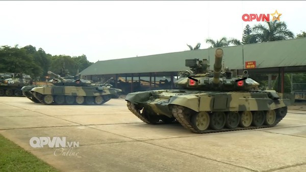 Đặc biệt, T-90S/SK của Việt Nam được trang bị hệ thống phòng thủ chủ động Shtora-1M trong đó nổi bật có cặp đèn nhiễu OTShU-1-7M có khả năng phát ra các dải tần sóng gây nhiễu tín hiệu làm chệch mục tiêu của tên lửa chống tăng thế hệ 1 và 2 nhắm vào xe. Đây cũng chính là thương hiệu làm nên biệt danh “cua mắt đỏ”.