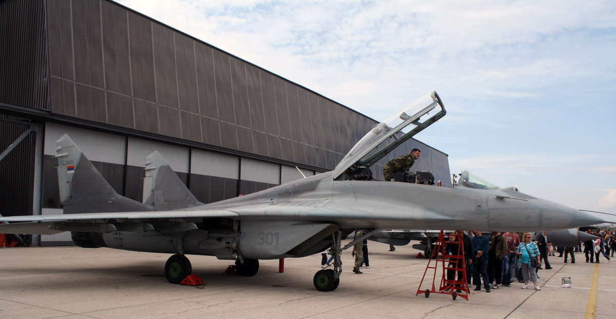 Đồng thời, phía Nga cũng đã giúp Serbia tiến hành hiện đại hóa 4 chiếc MiG-29 còn lại có trong biên chế Không quân Serbia, trong đó gồm 3 chiếc MiG-29B một chỗ ngồi và một chiếc MiG-29UB hai chỗ ngồi. Nguồn ảnh: Pinterest.