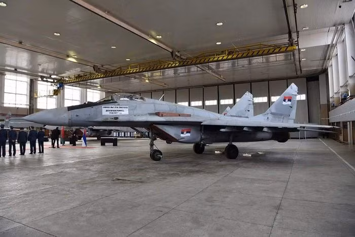Những chiếc MiG-29 đã được đưa vào biên chế của Không quân Serbia và thay thế cho các máy bay chiến đấu MiG-21 từ thời Liên Xô. Hiện tại Không quân Serbia có một phi đội chính thức gồm tổng cộng 14 chiếc MiG-29 trong tình trạng hoạt động tốt.