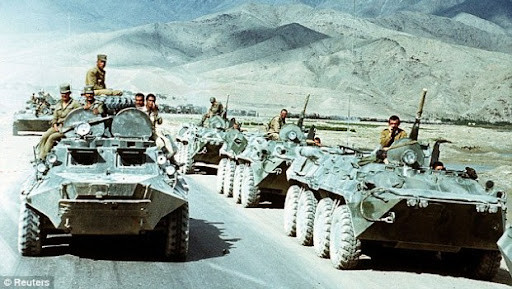 Ngày 14/4/1988, Liên Xô ký hiệp định Geneva với đại diện của Mỹ, Pakistan và Afghanistan, quy định một khuôn khổ cho sự rút quân của các lực lượng Liên Xô và thiết lập một sự hiểu biết đa phương giữa các bên ký kết, về tương lai của sự tham gia quốc tế tại Afghanistan, đồng thời Liên Xô cam kết rút quân trong 9 tháng bắt đầu từ 15/5/1988.