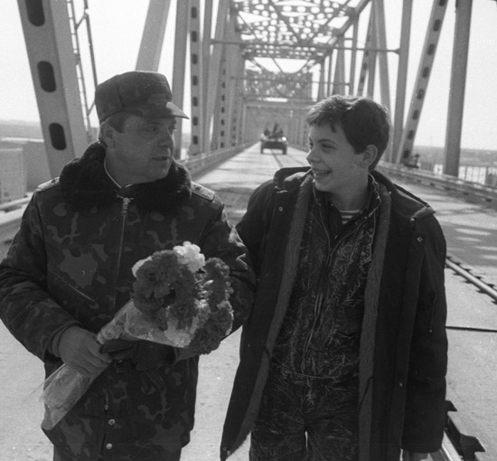 Người ta định ghi lại khoảng khắc lịch sử khi tướng Gromov bước chân qua Cầu hữu nghị ở biên giới Afghanistan. Tuy nhiên, khi các phóng viên tới hỏi thì trung tướng đã chửi tục và hất họ ra.