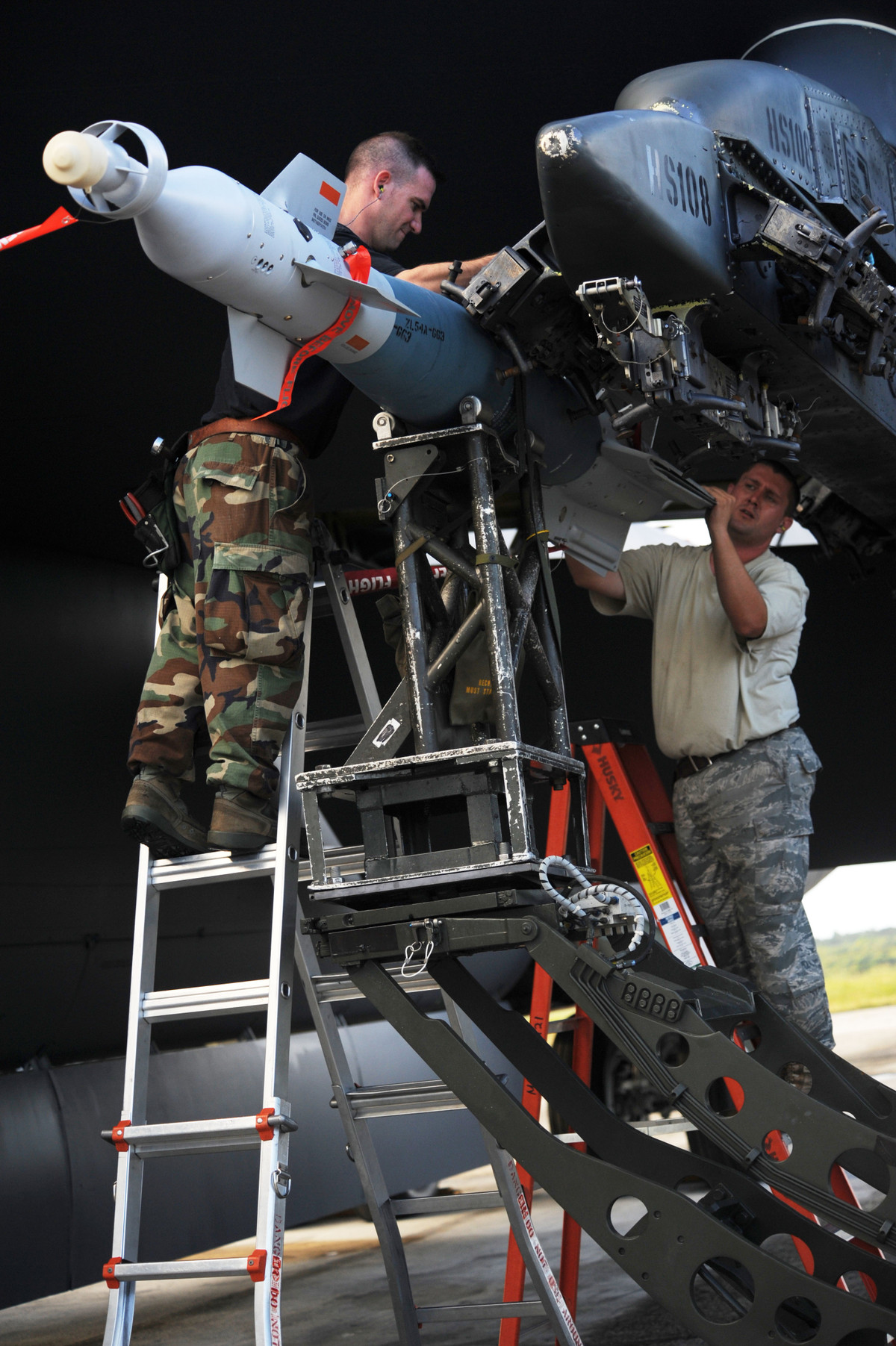 Trong sự phát triển tiếp theo của khái niệm "Triển khai chiến đấu nhanh" (ACE), F-15E thậm chí có thể trở thành một máy bay vận tải hỗ trợ hậu cần. Như vậy những chiếc F-15 có thể trang bị nhiều khoang để vận chuyển những hàng hóa, thiết bị để giảm áp lực lên vận tải cơ.