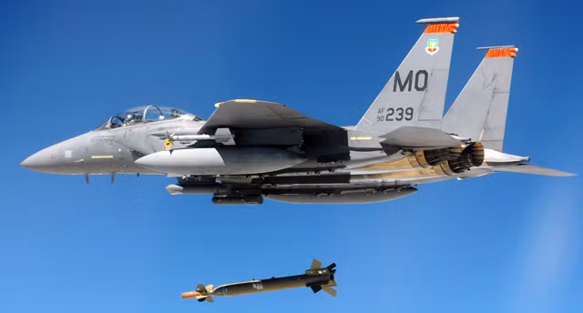 Nhưng muốn ném bom trên, F-15E chỉ có thể ném một hàng JDAM bên dưới thùng nhiên liệu; còn giá trên chỉ có thể dùng để vận chuyển vũ khí.