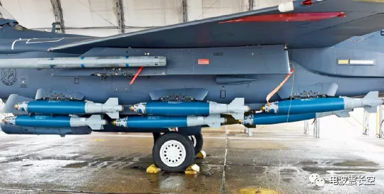 Thùng nhiên liệu phụ của F-15E được thiết kế hình thuyền kiểu mô-đun, có thể chứa 3.200 lít nhiên liệu, cũng như thiết bị trinh sát, hệ thống tác chiến điện tử, … và thậm chí được sử dụng làm khoang chứa hàng hóa; biến F-15E thành máy bay vận tải chiến trường ...