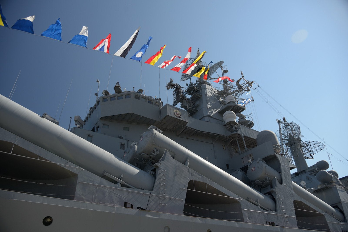 Đồng thời, loạt tên lửa đánh chặn phòng không Standard, mà tàu chiến Mỹ trang bị cũng rất xuất sắc, có khả năng đánh chặn tầm cao. Do đó, mối đe dọa của tên lửa P-500 đối với tàu sân bay Mỹ, không lớn bằng P-5; nên đây có lẽ là nguyên nhân quan trọng, khiến tầm bắn của tên lửa này nhỏ hơn. 