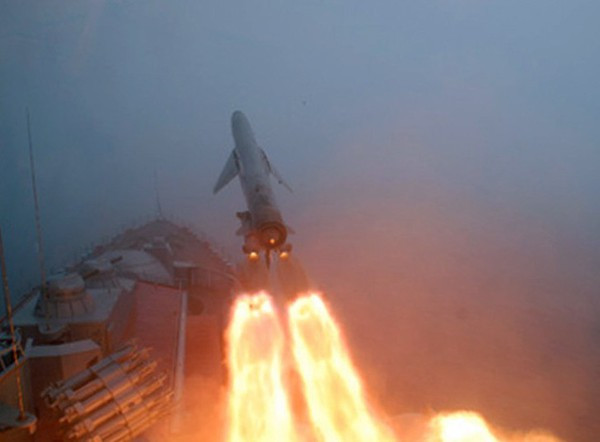 Mặc dù bay ở độ cao lớn, giúp giảm sức cản của không khí và đảm bảo tầm bắn của tên lửa, nhưng nó cũng khiến tên lửa, bị hỏa lực phòng không của nhóm tác chiến tàu sân bay Mỹ tấn công trước. Máy bay chiến đấu F-14 Tomcat, mà Hải quân Mỹ trang bị vào thời điểm đó, có thể sử dụng tên lửa AIM-54 Phoenix, để đánh chặn hiệu quả tên lửa chống hạm SS-N-12.