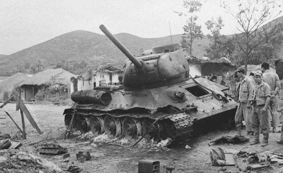 Lữ đoàn 105 không chiến đấu như một lực lượng độc lập, mà có nhiệm vụ tăng cường hoặc phối thuộc cho các sư đoàn bộ binh của KPA. Vào tháng 6/1950, lực lượng Quân đội Triều Tiên bắt đầu tràn xuống phía nam, tấn công Quân đội Hàn Quốc.