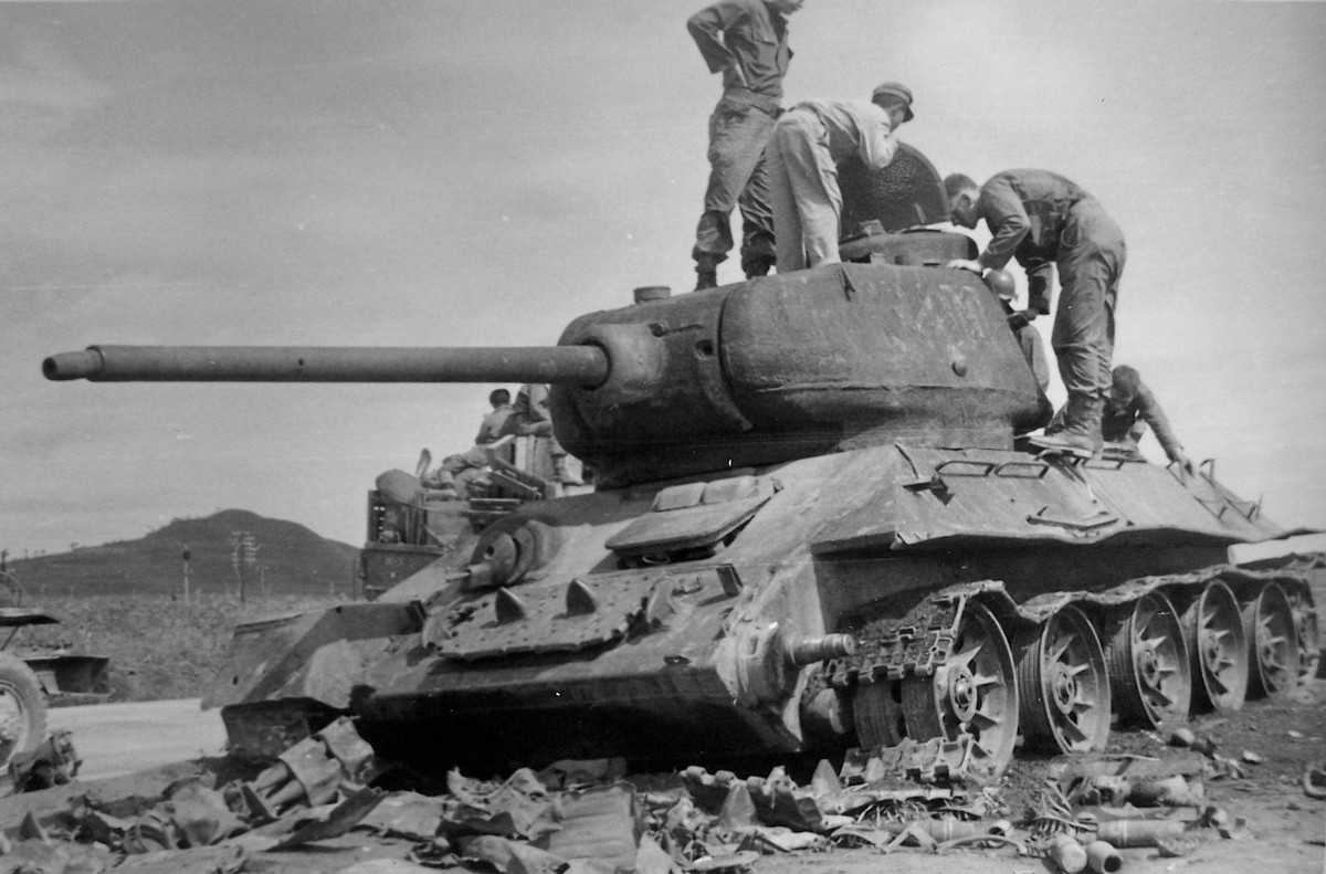 Sư đoàn thiết giáp 105 tiếp tục tiến về phía nam, tại Vành đai Pusan, xe tăng của Sư đoàn 105 được bố trí thành từng cụm, để hỗ trợ các cuộc tấn công của bộ binh. Mặc dù Sư đoàn 105 chịu ít tổn thất trong chiến đấu, nhưng việc hành quân đường dài, đã làm hư hại nhiều xe tăng của Sư đoàn.