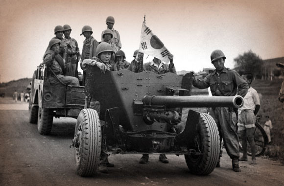 Đối mặt với Lữ đoàn thiết giáp 105 của KPA là quân đội Hàn Quốc, được huấn luyện và trang bị giống lực lượng hiến binh châu Âu hơn là lực lượng sẵn sàng chiến đấu. Quân đội Hàn Quốc chủ yếu là một lực lượng bộ binh, không có xe tăng, mà còn không có bất kỳ phương tiện thiết giáp nào.