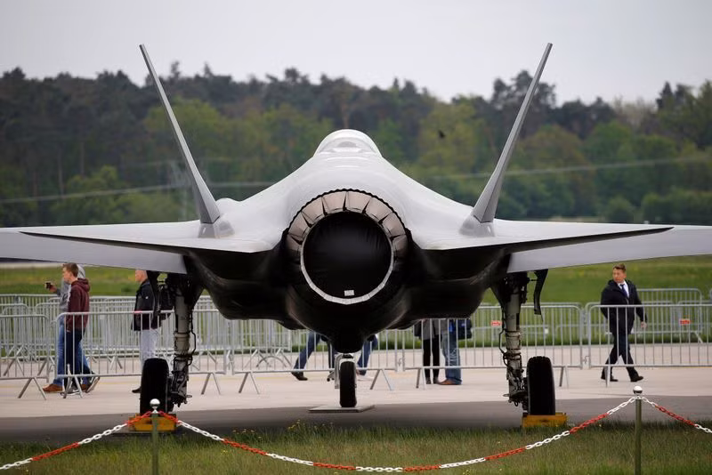 Mặc dù F-35 là máy bay tàng hình và có đầy đủ các cảm biến công nghệ cao, nhưng nó cũng yêu cầu bảo dưỡng cao và hoạt động thực sự không đáng tin cậy. Chuyên gia quốc phòng Dan Ward cho rằng, F-35 hoàn toàn không phải là loại máy bay chiến đấu hạng nhẹ, giá rẻ.