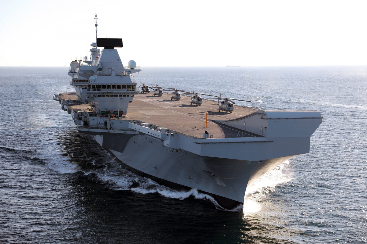 Sự việc này là kết quả của việc chỉ chăm chăm vào phát triển tàu sân bay mà bỏ quên phát triển đội tàu hộ tống hỗ trợ tác chiến một cách đồng đều dẫn đến tình trạng dở khóc dở cười của Hải quân Anh ngày hôm nay. Ảnh: Tàu Queen Elizabeth cùng hai tàu tên lửa hộ tống. Nguồn ảnh: HMS.