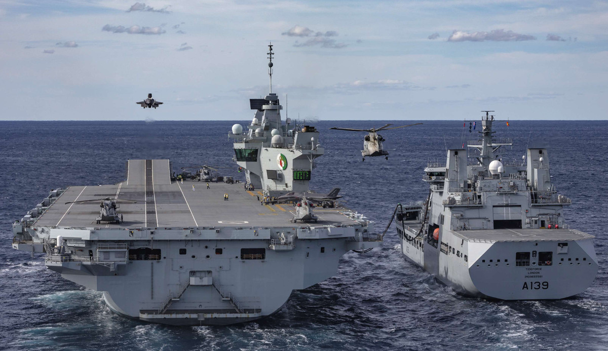 Để tiện so sánh, tàu sân bay Sơn Đông (CV-17) của Hải quân Trung Quốc biên chế vào năm 2019 và theo thông báo thì nó sẽ sớm hoàn thành cụm tác chiến của riêng mình trong đầu năm 2021, như vậy là chỉ mất hơn 1 năm. Trong khi đó, Anh phải mất tới hơn 3 năm mới có thể làm điều tương tự. Ảnh: Tàu sân bay Anh thực hành tiếp dầu song song trên biển. Nguồn ảnh: HMS.