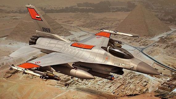 Ngoài ra, còn có chín phi đội bao gồm các máy bay F-16 Fighting Falcons từ các biến thể A và C cũ hơn. Do các lệnh trừn phạt Mỹ áp đặt, F-16 của Ai Cập thiếu những trang bị hiện đại như tên lửa không đối không, thay vào đó dựa vào AIM-7 Sparrow lỗi thời, thiếu dẫn đường bằng radar chủ động và có tầm hoạt động rất hạn chế. 