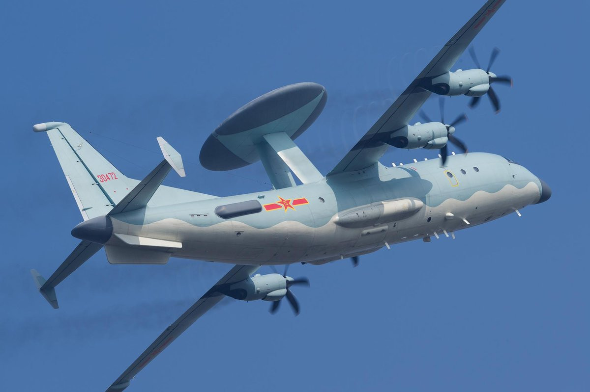 Điểm yếu đáng chú ý nhất của không quân Algeria là thiếu máy bay cảnh báo sớm trên không, điều này có thể được giảm bớt khi mua KJ-500 hoặc một số phương tiện hiện đại tương tự. Kết hợp với một phi đội máy bay trực thăng đáng gờm cùng với mạng lưới phòng không dày đặc và hiện đại nhất lục địa, Không quân Algeria là lực lượng không ai sánh kịp ở châu Phi. 