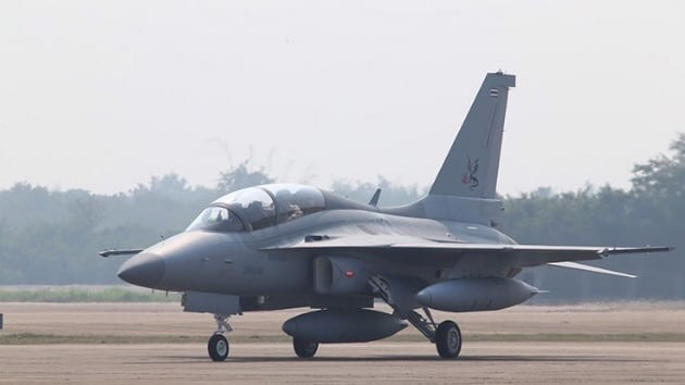 Bên cạnh năng lực huấn luyện, T-50 cũng có khả năng cường kích mặt đất như một chiến đấu cơ hạng nhẹ. Nó được trang bị 1 pháo hàng không M-61A1 Vulcan 6 nòng 20mm, các giá treo có thể mang theo các loại bom, pod rocket và tên lửa không đối không, không đối đất.