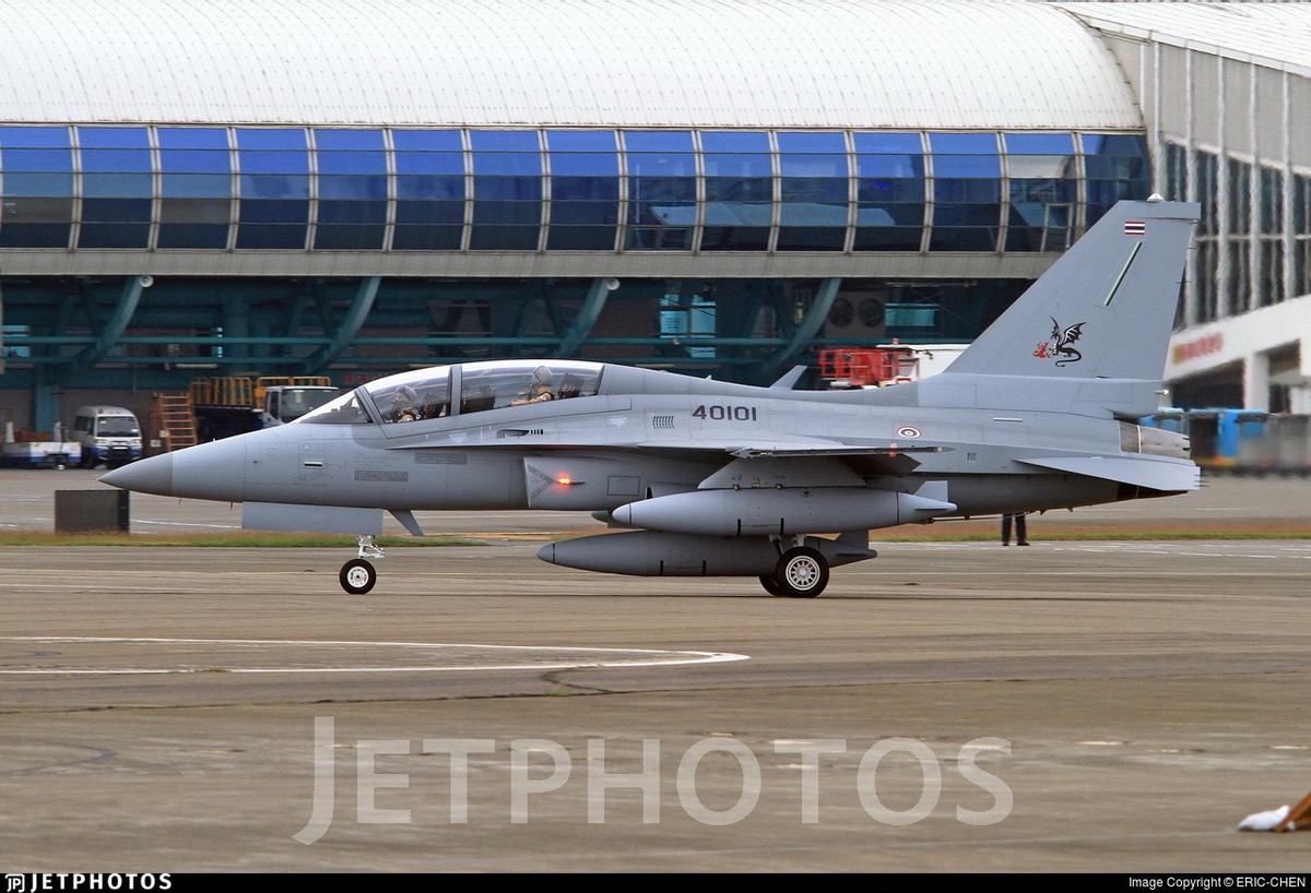 Máy bay KAI T-50 có phi hành đoàn 2 người, dài 12.98m, sải cánh 9.17m. Trang bị một động cơ phản lực chỉ có lực đẩy 53kN nhưng vẫn cho phép máy bay có thể cất cánh với trọng lượng tối đa gần 12 tấn, tốc độ tối đa Mach 1.4 - 1.5. Nó cũng là một trong số những tiêm kích huấn luyện ít ỏi trên thế giới có thể bay nhanh hơn tốc độ âm thanh.