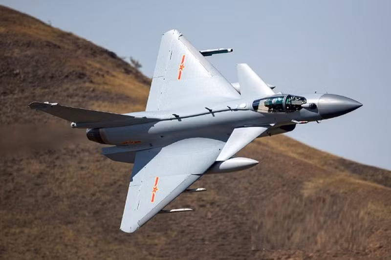 Hiện nay, Iran dường như đang có xu hướng tìm đến Trung Quốc để mua máy bay chiến đấu, cụ thể nước này tỏ ra quan tâm với máy bay phản lực hạng nhẹ thế hệ 4++ J-10C để thay thế cho phi đội F-14 đã gần 50 tuổi.