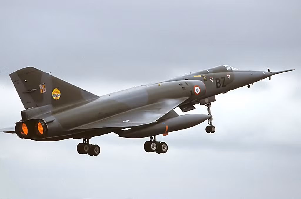 Pháp có lịch sử sử dụng máy bay ném bom chiến lược, đáng chú ý nhất là chiếc Mirage IV của thời Chiến tranh Lạnh. Nếu hiện tại, Pháp sở hữu máy bay ném bom B-21, không chỉ để gây thêm áp lực lên Nga ở châu Âu, mà còn cho các hoạt động ở Trung Đông, Tây Phi. và ở Đông Á.