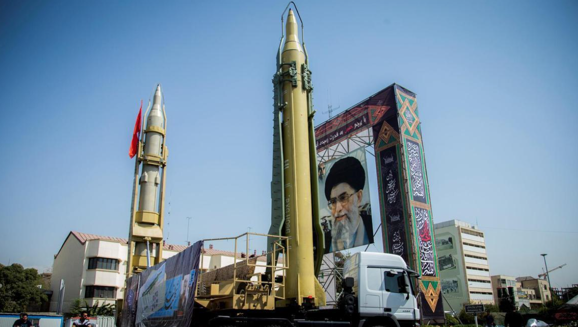 Mặc dù tên lửa do Iran phát triển rất mạnh, nhưng có một nhược điểm lớn nhất, đó là tên lửa không có tính năng dẫn đường bằng GPS; đây là một điểm rất đáng lo ngại đối tên lửa của Iran. Một câu hỏi đặt ra, là tại sao tên lửa của Iran lại không có GPS và tại sao họ không tự lắp đặt? Ảnh: Tên lửa đạn đạo của Iran - Nguồn: IRNA