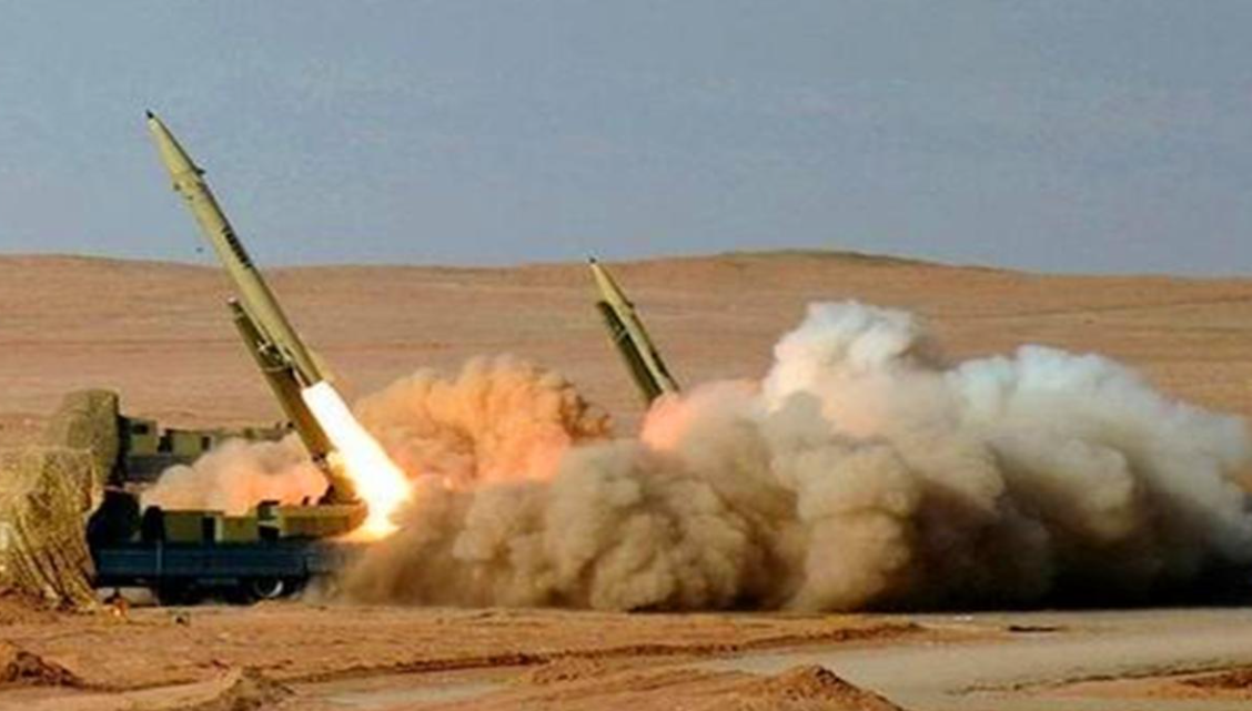 Hiện tại, tên lửa mạnh nhất của Iran không phải là tên lửa phòng không và tên lửa chống hạm, mà tên lửa đạn đạo; đây mới là loại vũ khí chủ lực của Iran. Trước đây Iran đã phóng một tên lửa đạn đạo chống hạm, có tầm bắn chỉ 200 km, nhưng nó có thể bắn trúng mục tiêu là tàu sân bay. Ảnh: Tên lửa đạn đạo của Iran - Nguồn: IRNA