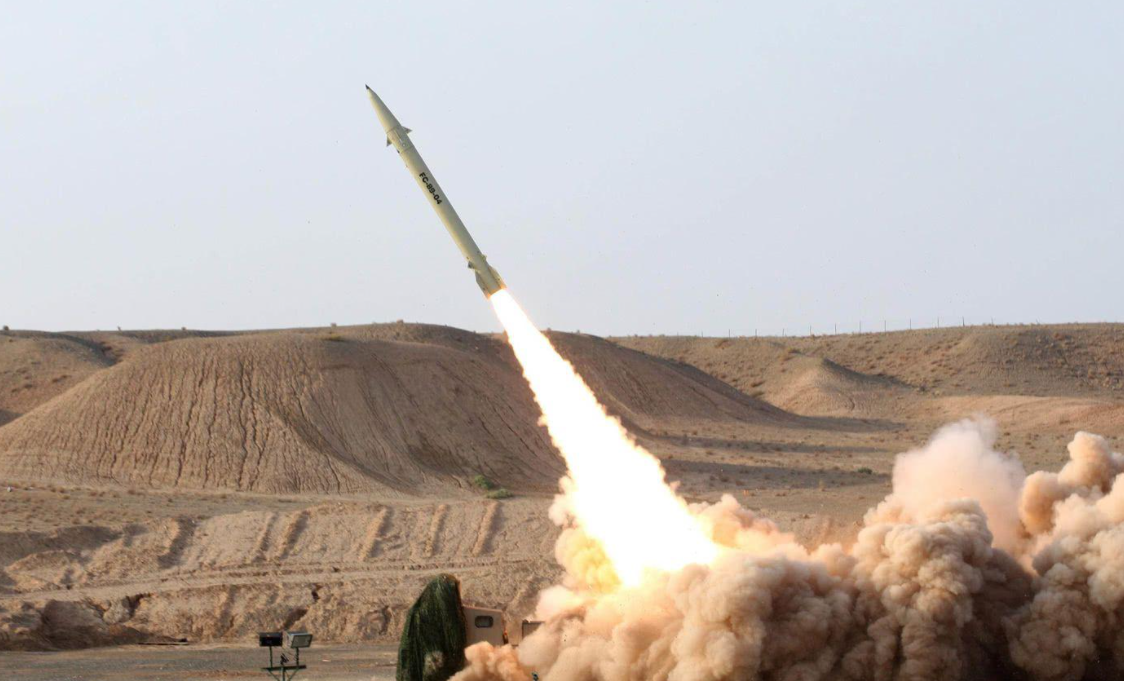 Hiện nay trên thế giới có ba phương pháp dẫn đường tên lửa cho tên lửa đạn đạo, đó là dẫn đường bằng radar, dẫn đường pha cuối bằng quang học và dẫn đường quán tính. Do vậy đối với tên lửa đạn đạo, việc dẫn đường bằng vệ tinh không có lợi thế kỹ thuật rõ ràng. Ảnh: Tên lửa đạn đạo của Iran - Nguồn: IRNA.