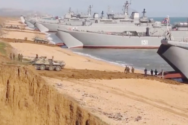 Ngoài tập trung một số lượng lớn lực lượng quân sự ở biên giới Nga-Ukraine, đồng thời tuyên bố phong tỏa eo biển Kerch và cấm tàu chiến cũng như tàu buôn của nước ngoài đi vào các khu vực đặc quyền kinh tế của Nga tại Biển Đen trong sáu tháng. Bằng hành động này, Nga đã "nhắc nhở" Mỹ và NATO về "lằn ranh đỏ" và hậu của cuộc khủng hoảng Ukraine năm 2014.